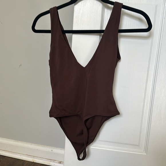 Aritzia brown v neck babaton bodysuit small nwot - Picture 3 of 3